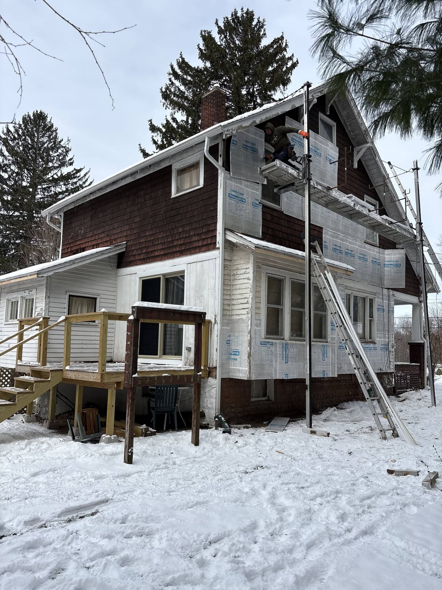 Kingpin Construction crew at work on a Northeast Ohio roof
